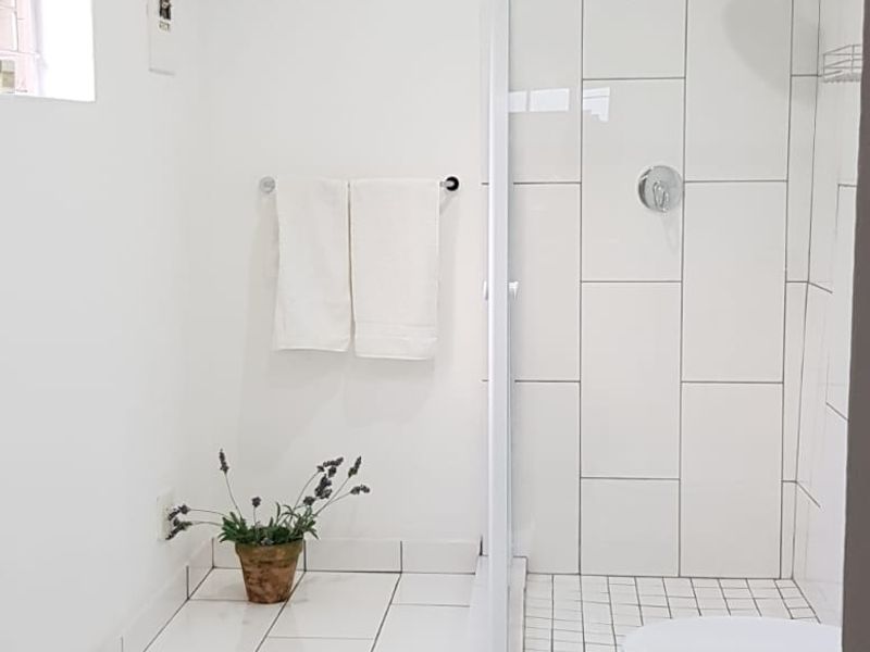 Upmarket Chic Garden Cottage in Prime Locale - Photo 8