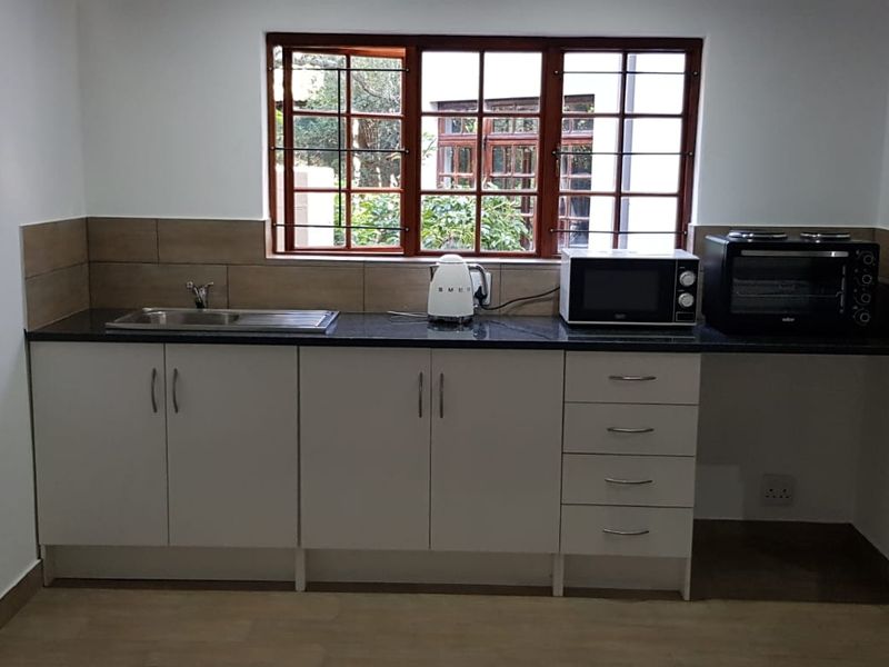 Upmarket Chic Garden Cottage in Prime Locale - Photo 7