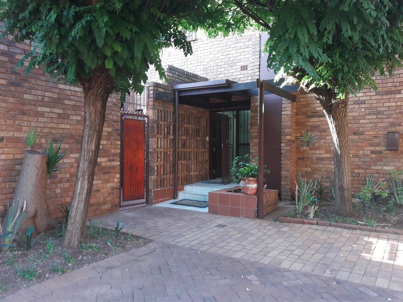 The Darling of Hatfield Townhouses - Drastic Reduction - Photo 2