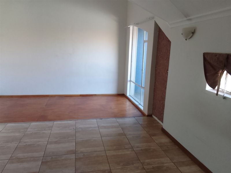 Spotless Duplex Unit with Balcony and Workstation - Photo 9