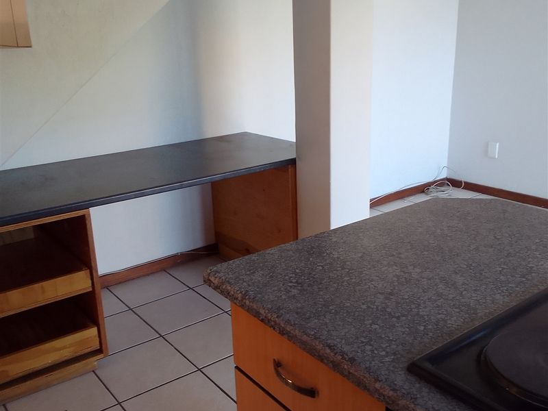 Spotless Duplex Unit with Balcony and Workstation - Photo 4