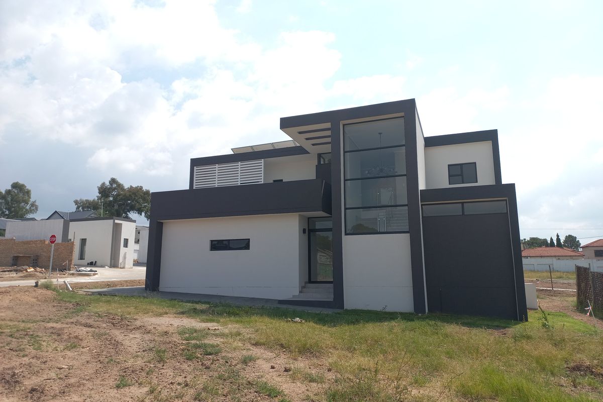Ultra modern 4 bedroom Full title - Photo 3