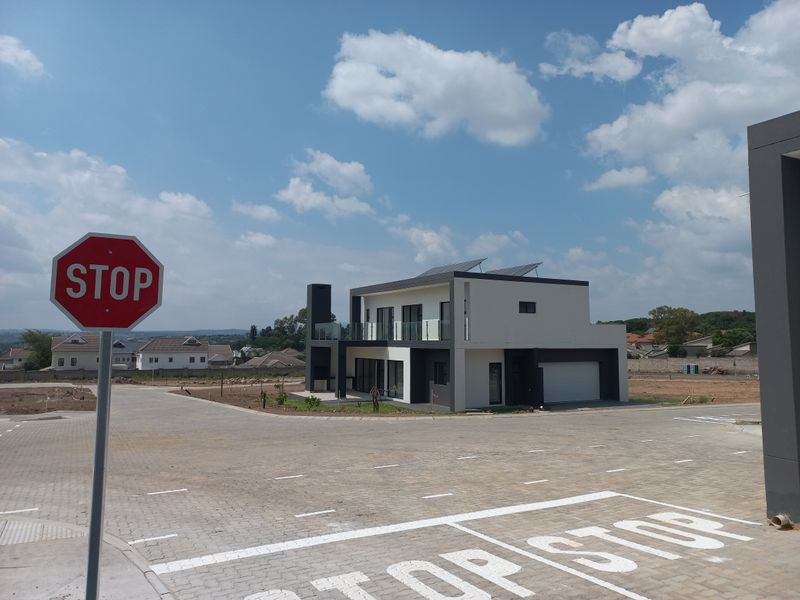Ultra modern 3  bedroom Full Title Home in Secure Estate - Photo 4