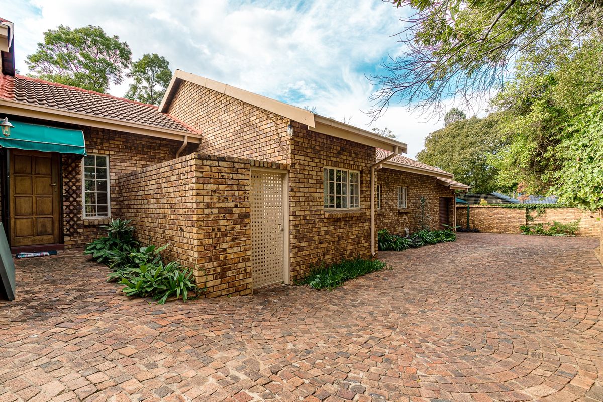 BARGAIN: Two houses for the price of one in Safe Waterkloof - Photo 2