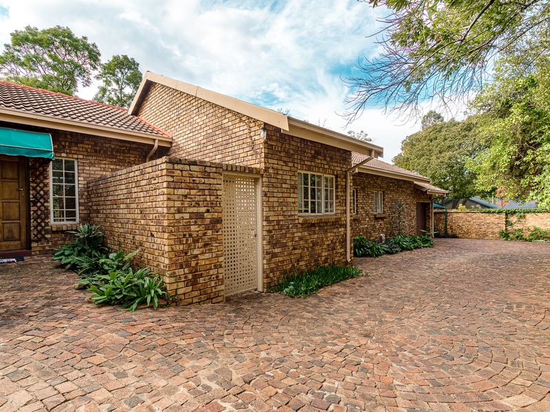 BARGAIN: Two houses for the price of one in Safe Waterkloof - Photo 2
