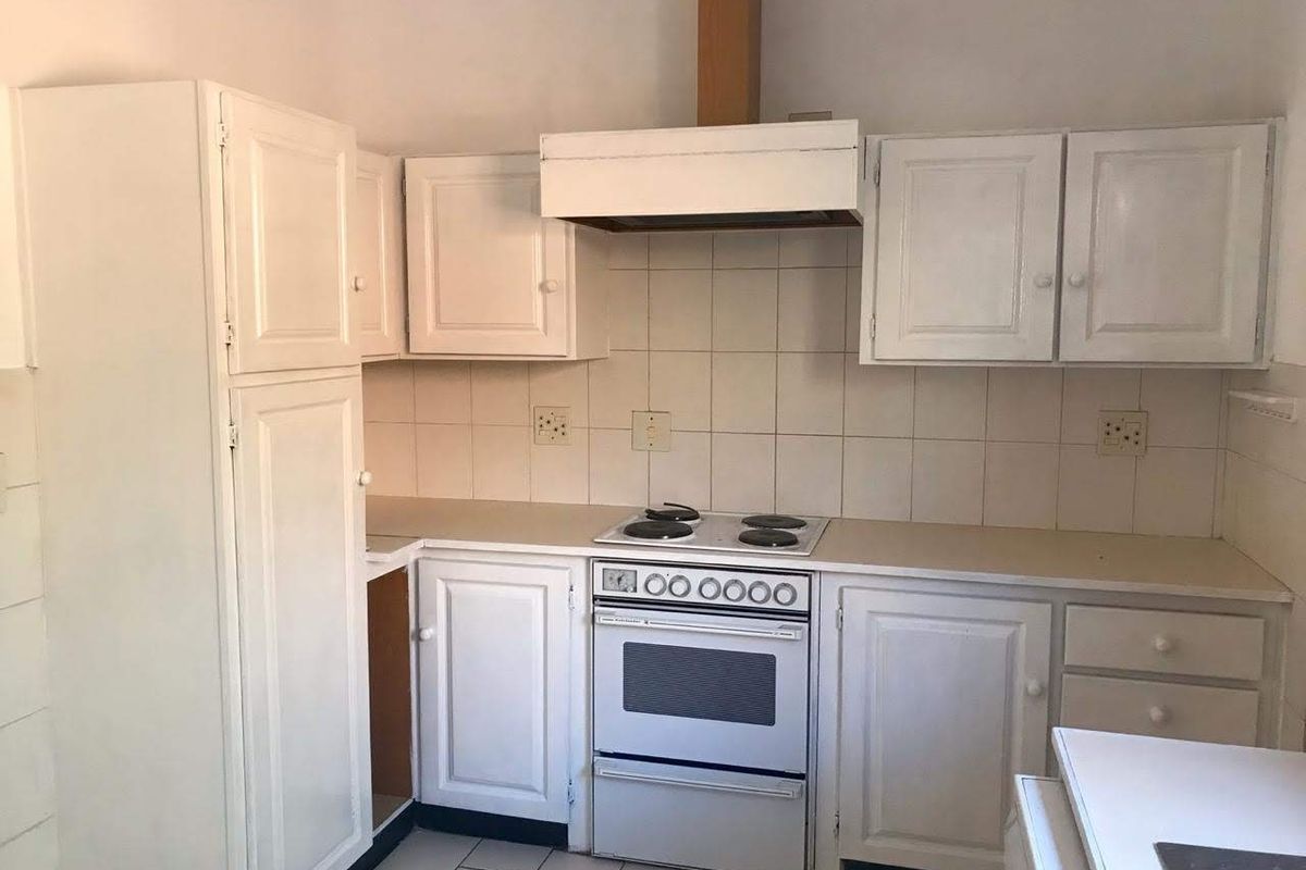 BARGAIN: Two houses for the price of one in Safe Waterkloof - Photo 5