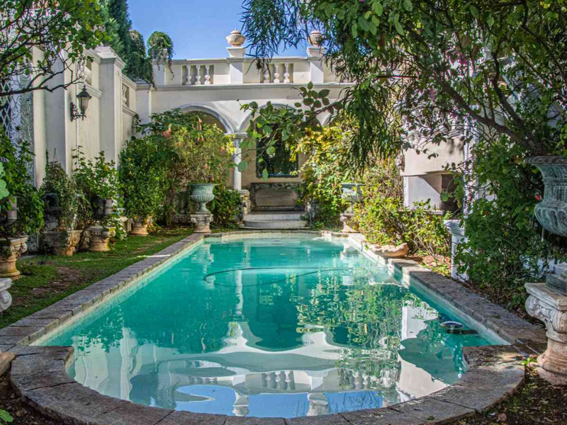 Luxurious Colonial Mansion with 8 Spacious rooms - Photo 1