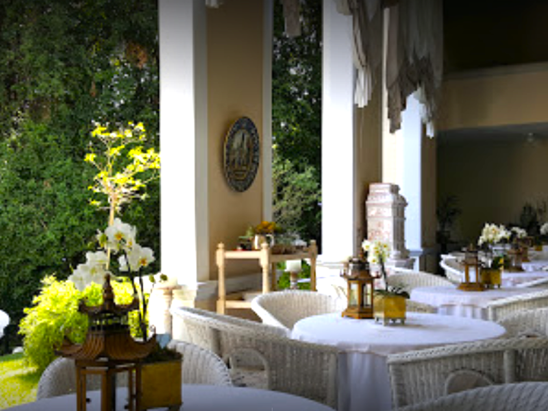 Luxurious Colonial Mansion with 8 Spacious rooms - Photo 3