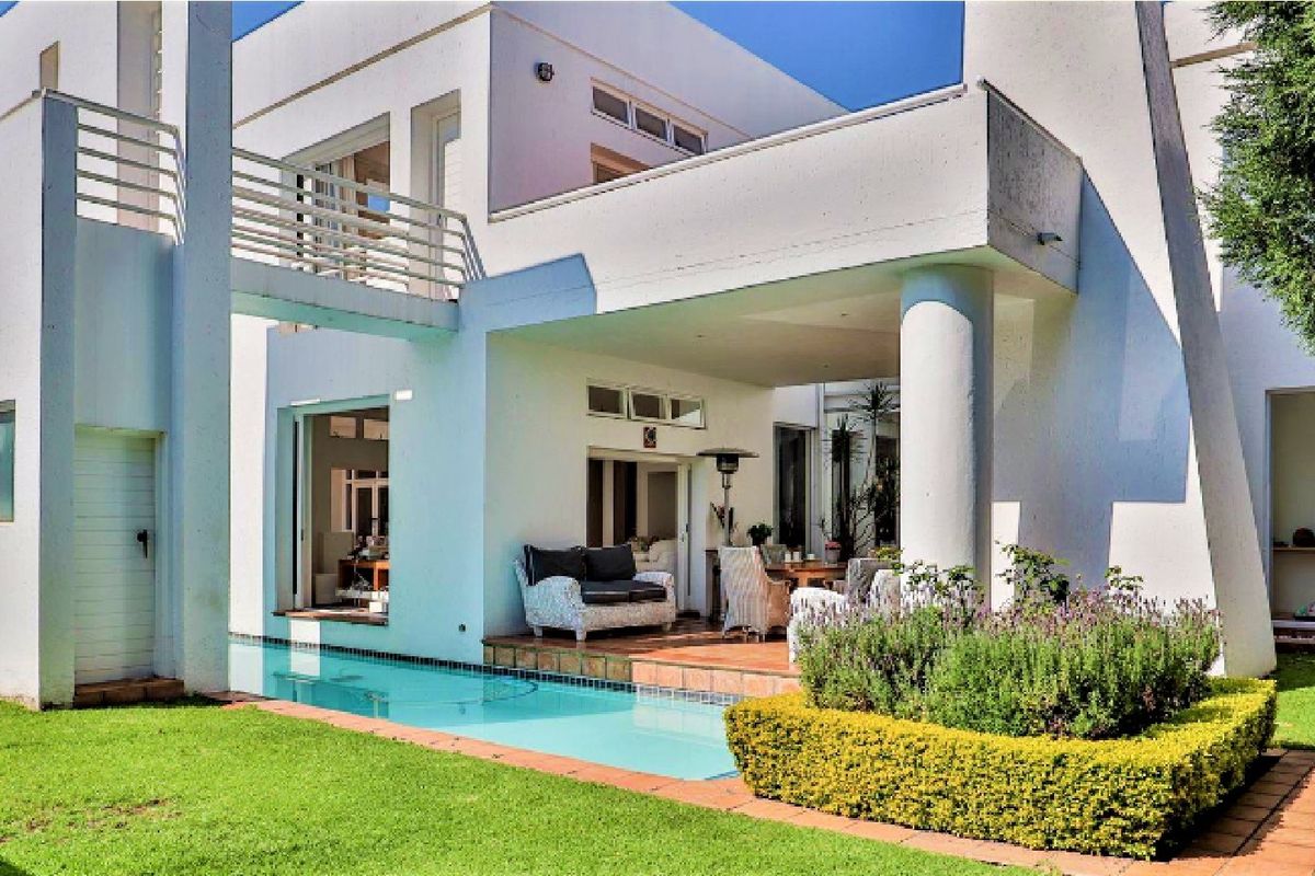 Ultra modern family home - Photo 3