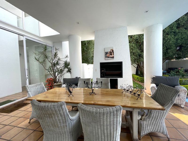 Ultra modern family home - Photo 8