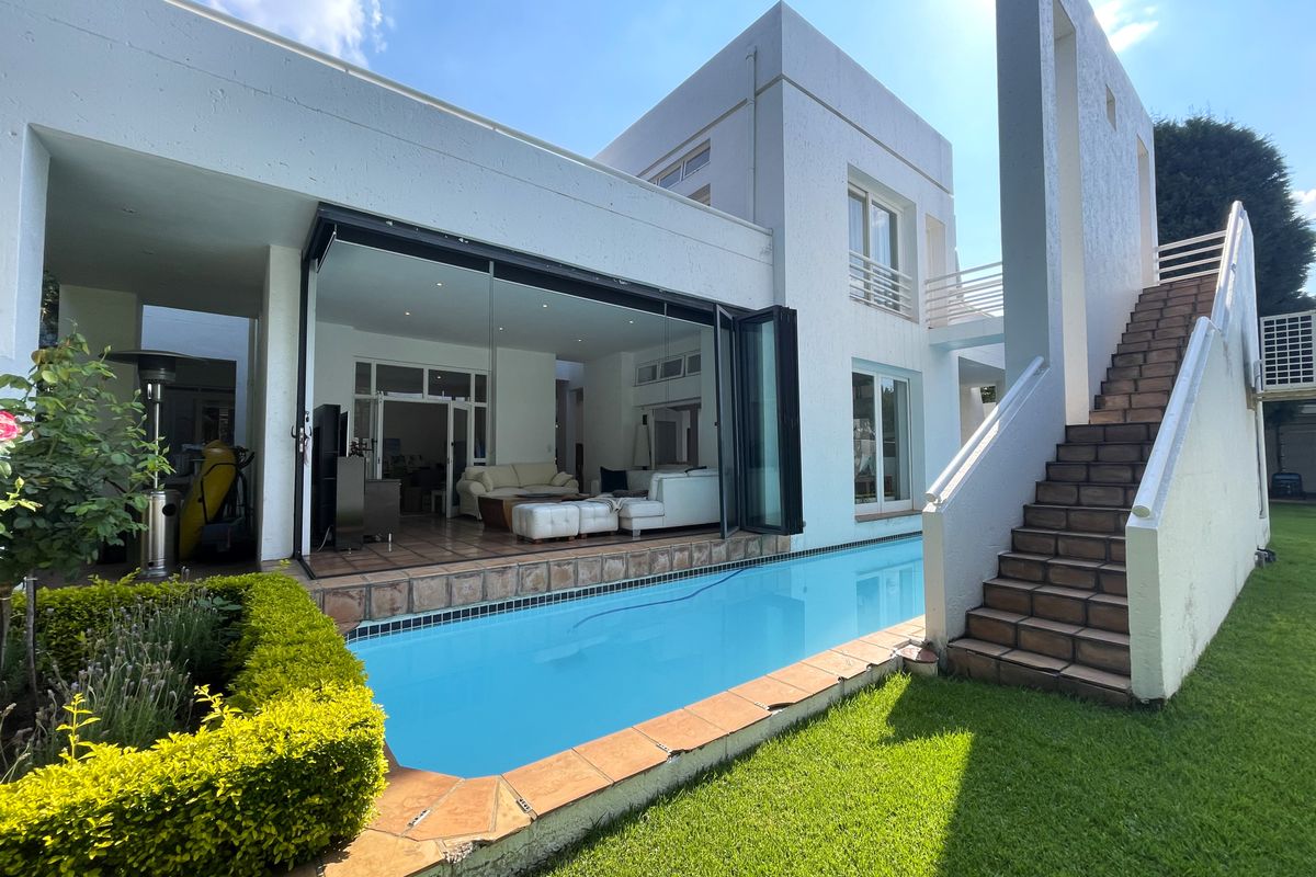 Ultra modern family home - Photo 2