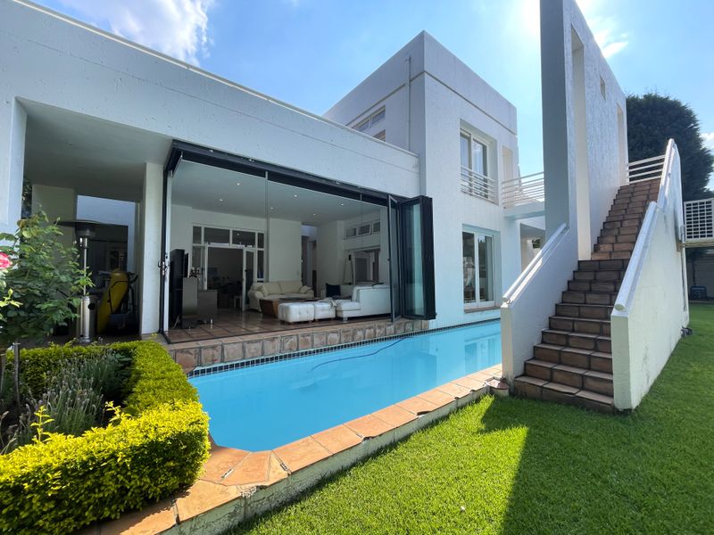 Ultra modern family home - Photo 2