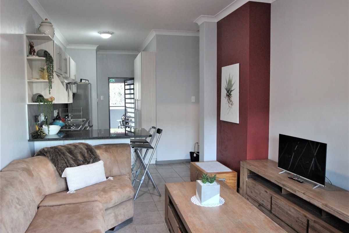 Menlo Park Convenience With Excellent Rental Appeal - Photo 3