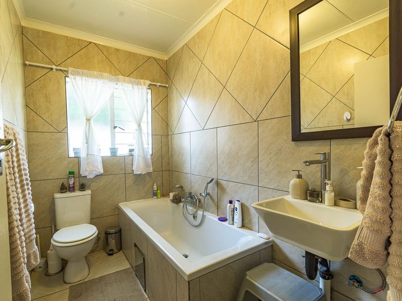 Comfortable Low‐Maintenance Simplex Living with Private Garden - Photo 10