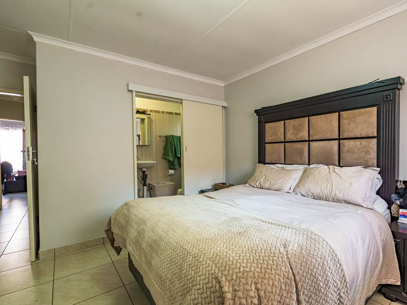 Comfortable Low‐Maintenance Simplex Living with Private Garden - Photo 9