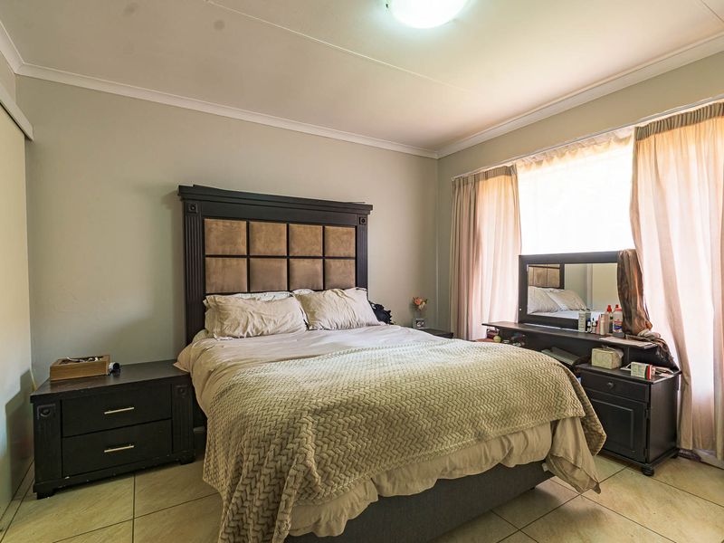 Comfortable Low‐Maintenance Simplex Living with Private Garden - Photo 8