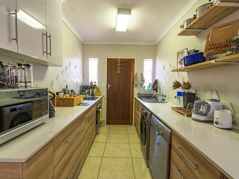 Comfortable Low‐Maintenance Simplex Living with Private Garden - Photo 7