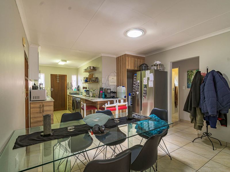 Comfortable Low‐Maintenance Simplex Living with Private Garden - Photo 6