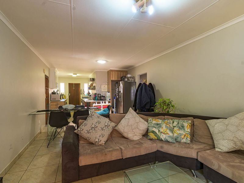 Comfortable Low‐Maintenance Simplex Living with Private Garden - Photo 3