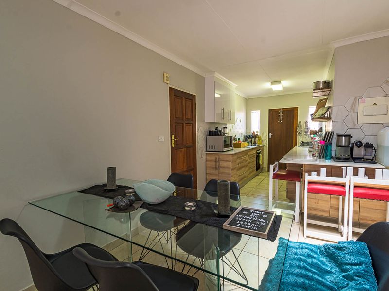 Comfortable Low‐Maintenance Simplex Living with Private Garden - Photo 5