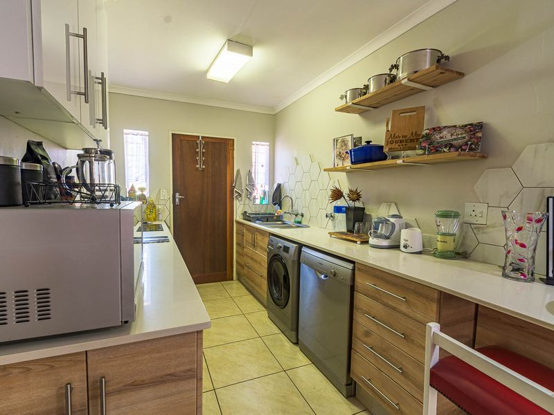 Comfortable Low‐Maintenance Simplex Living with Private Garden - Photo 2