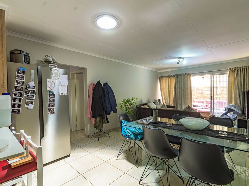 Comfortable Low‐Maintenance Simplex Living with Private Garden - Photo 4