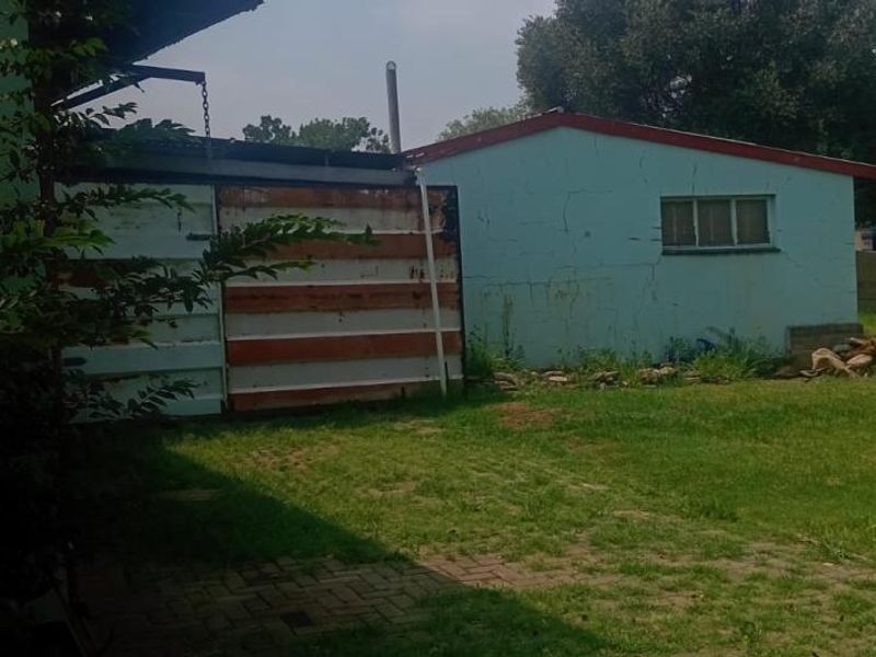 "Big Yard, Big Potential â Make This House Your Home!" - Photo 8