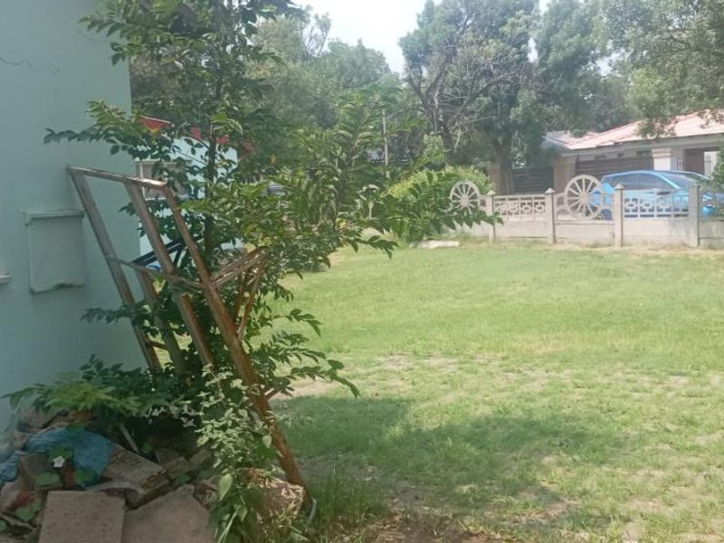 "Big Yard, Big Potential â Make This House Your Home!" - Photo 7