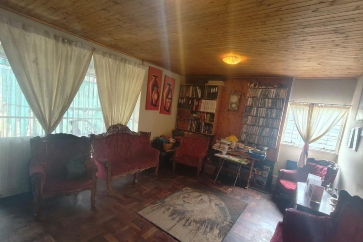 "Big Yard, Big Potential â Make This House Your Home!" - Photo 3