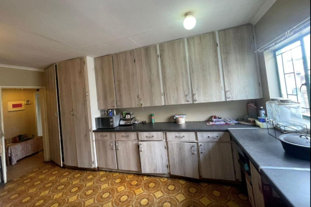 "Big Yard, Big Potential â Make This House Your Home!" - Photo 2