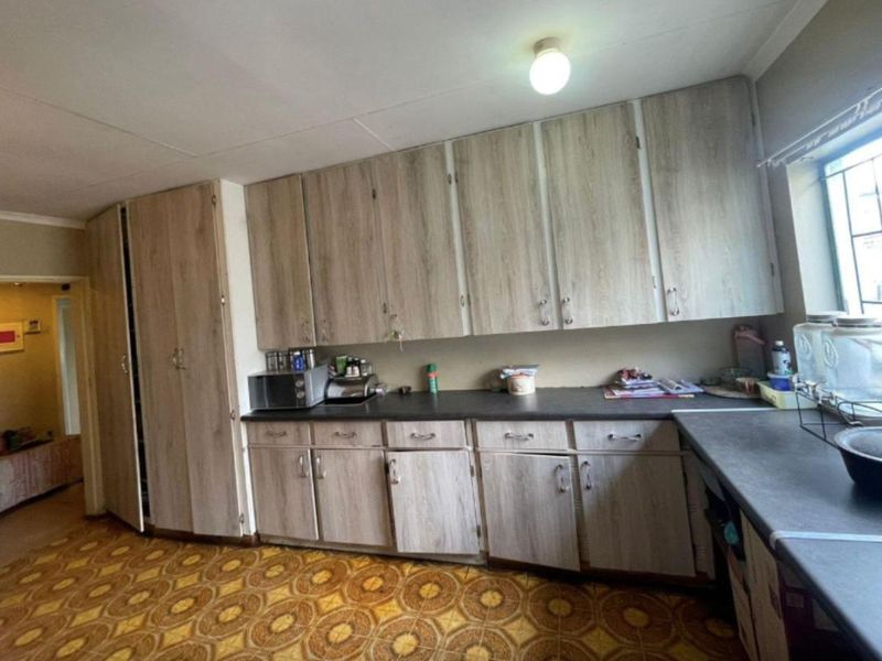 "Big Yard, Big Potential â Make This House Your Home!" - Photo 2