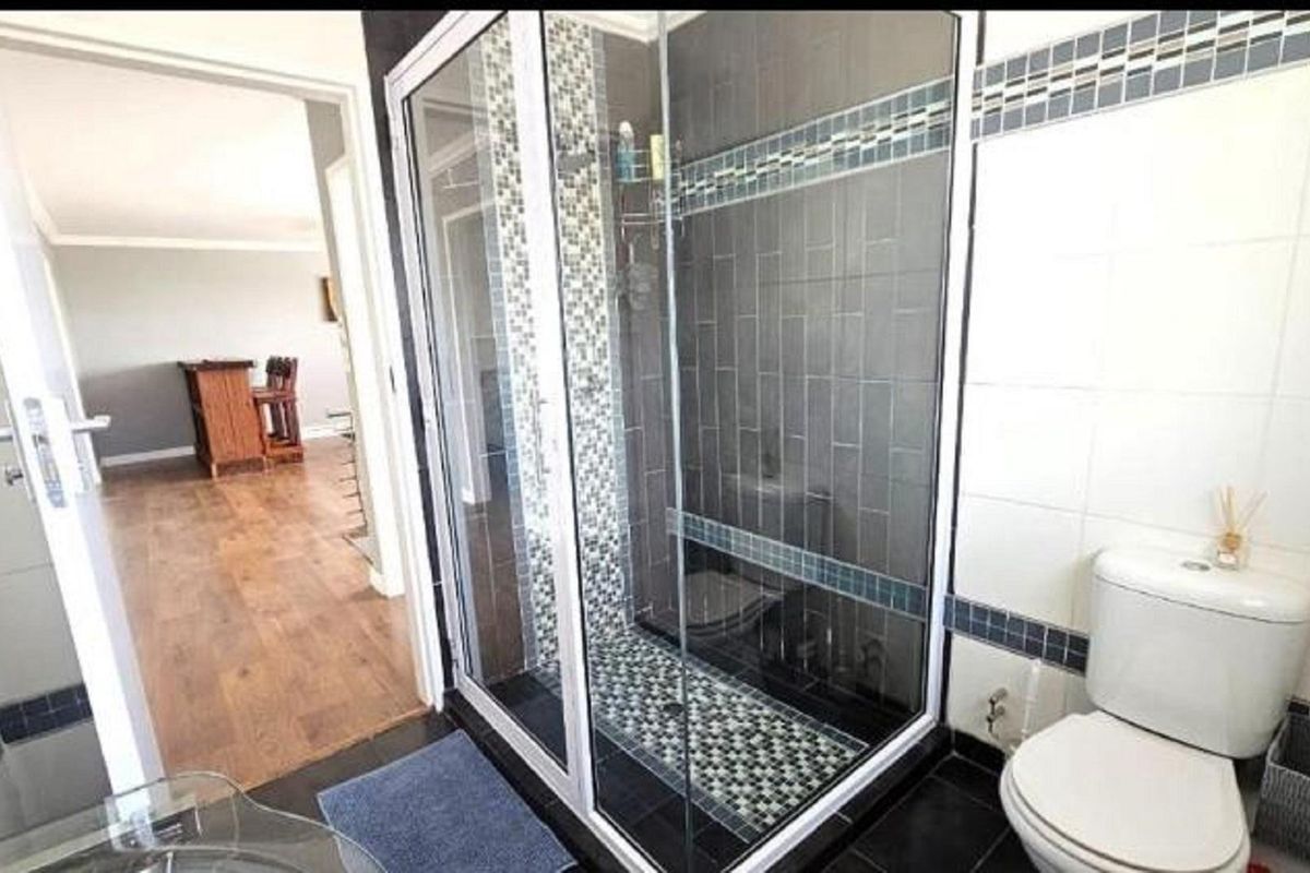 6 Bedroom home for sale in Vaal Marina. - Photo 4