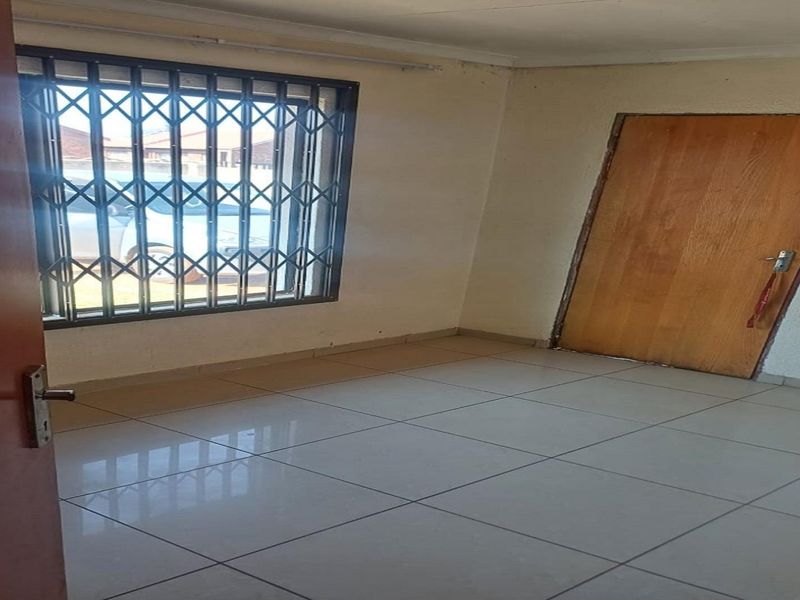 2 Bedroom for sale in Lakeside ,Evaton. - Photo 3