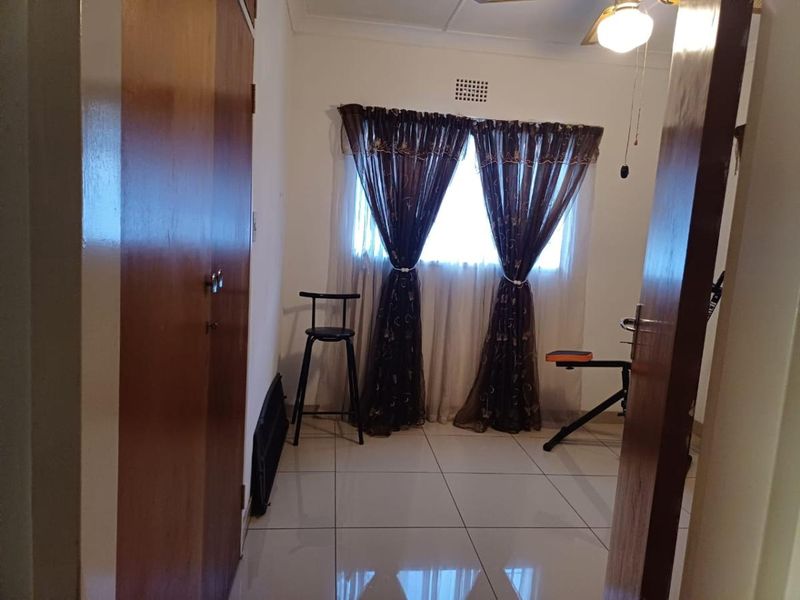 3 Bedroom with a 2 bathroom house for sale in Arcon Park,Vereeniging. - Photo 2