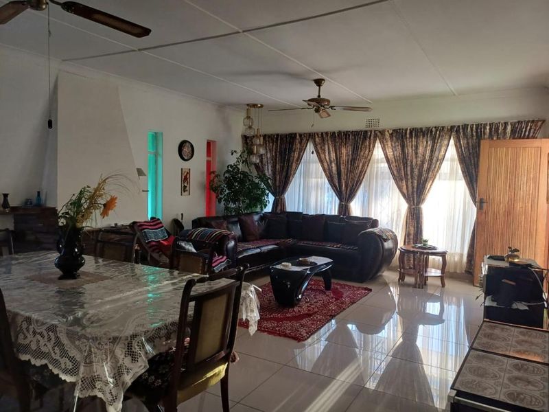 3 Bedroom with a 2 bathroom house for sale in Arcon Park,Vereeniging. - Photo 5