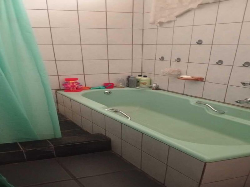 Big 3 Bedroom house suitable for a communal in Sasolburg - Photo 10