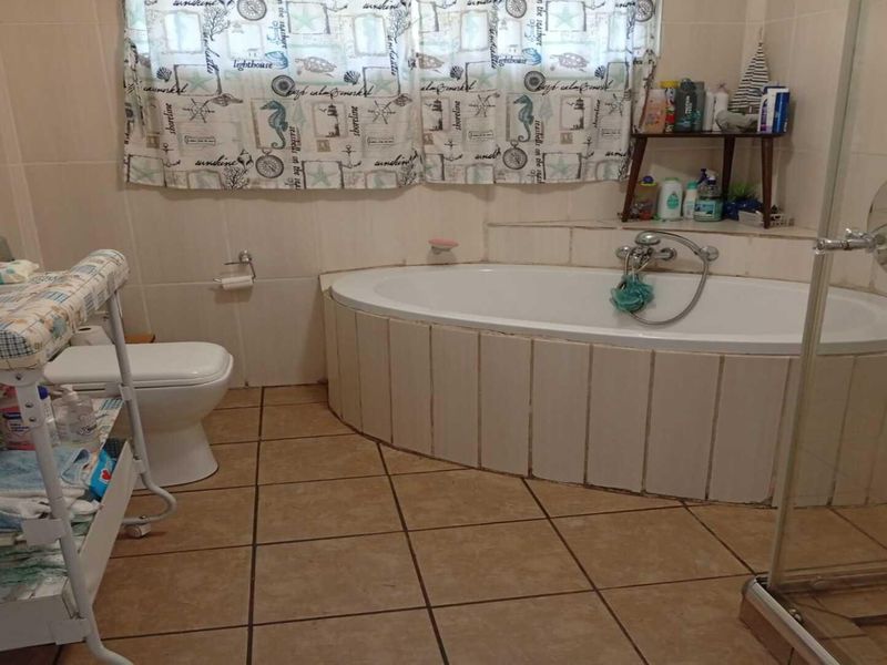 Big 3 Bedroom house suitable for a communal in Sasolburg - Photo 8