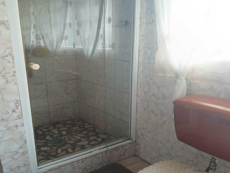 4 Bedroom House - Photo 4
