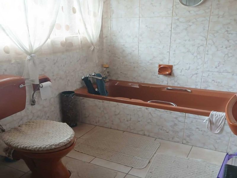 4 Bedroom House - Photo 2