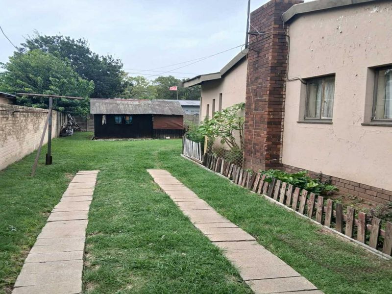 4 Bedroom House - Photo 10