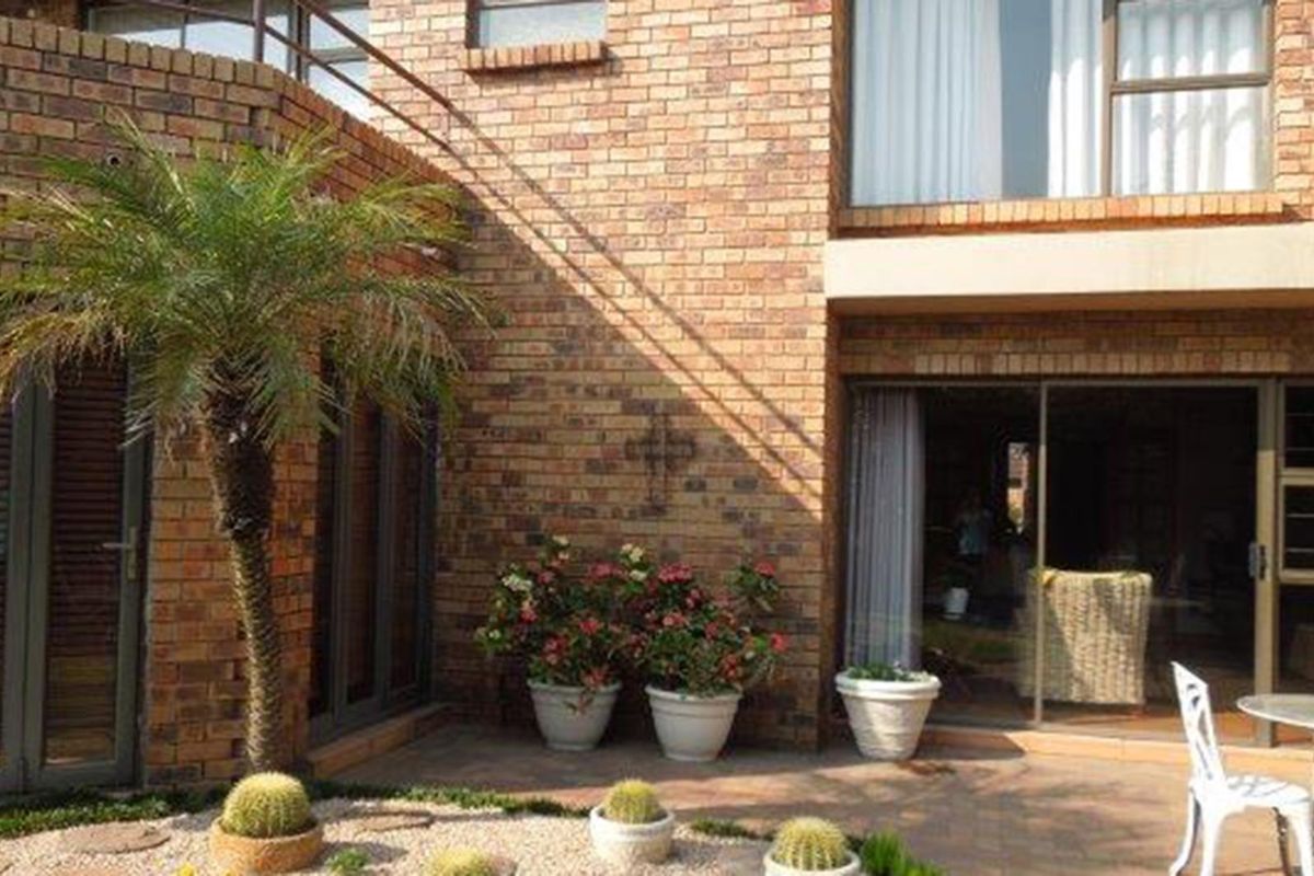 Beautiful Modern Duplex Town House with 3 Bedrooms in a security complex - Photo 2