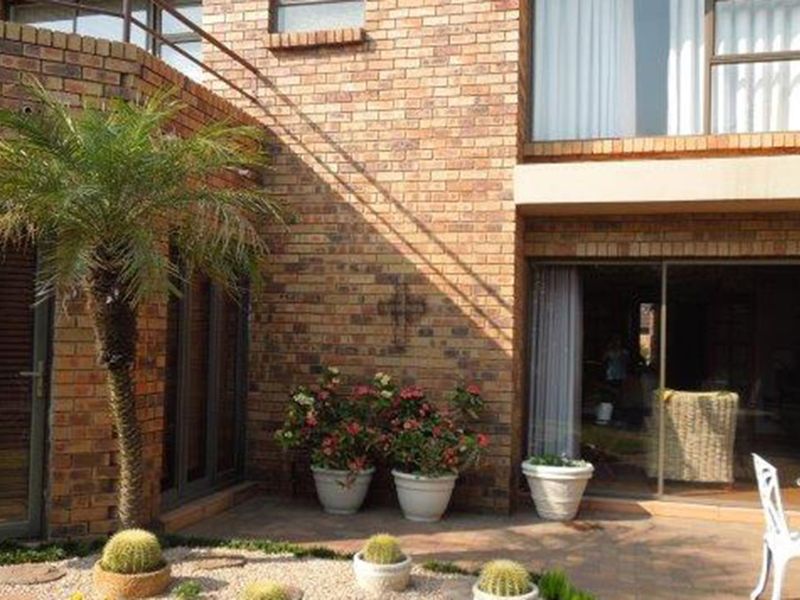 Beautiful Modern Duplex Town House with 3 Bedrooms in a security complex - Photo 2