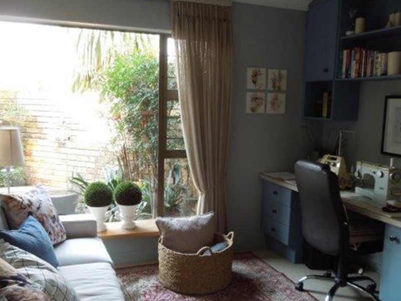 Beautiful Modern Duplex Town House with 3 Bedrooms in a security complex - Photo 3