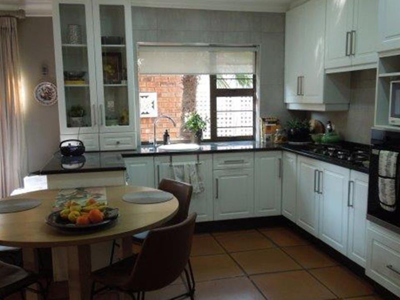 Beautiful Modern Duplex Town House with 3 Bedrooms in a security complex - Photo 10