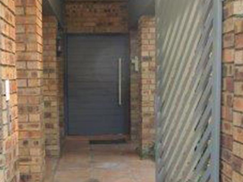 Beautiful Modern Duplex Town House with 3 Bedrooms in a security complex - Photo 8