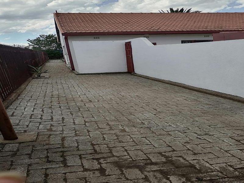 3 Bedroom, 3 Bathroom House for Sale near Vaal Dam" - Photo 1