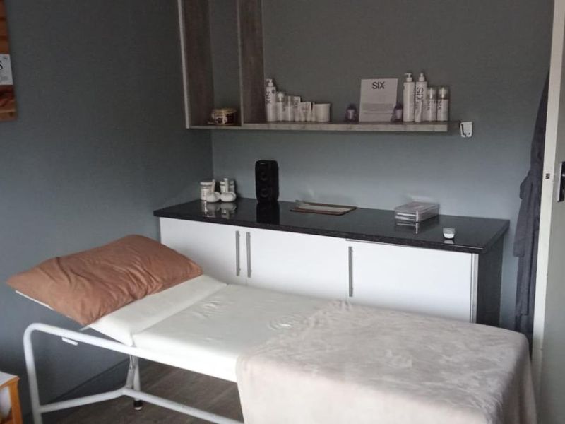 Stunning Beauty Salon for Sale, Ideal for Medical Offices! - Photo 9