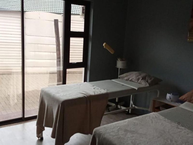 Stunning Beauty Salon for Sale, Ideal for Medical Offices! - Photo 8