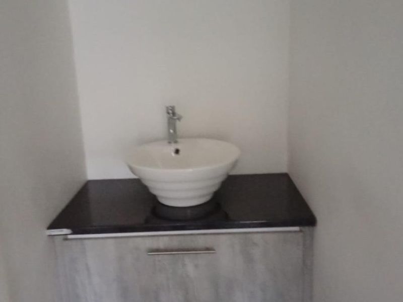Stunning Beauty Salon for Sale, Ideal for Medical Offices! - Photo 5