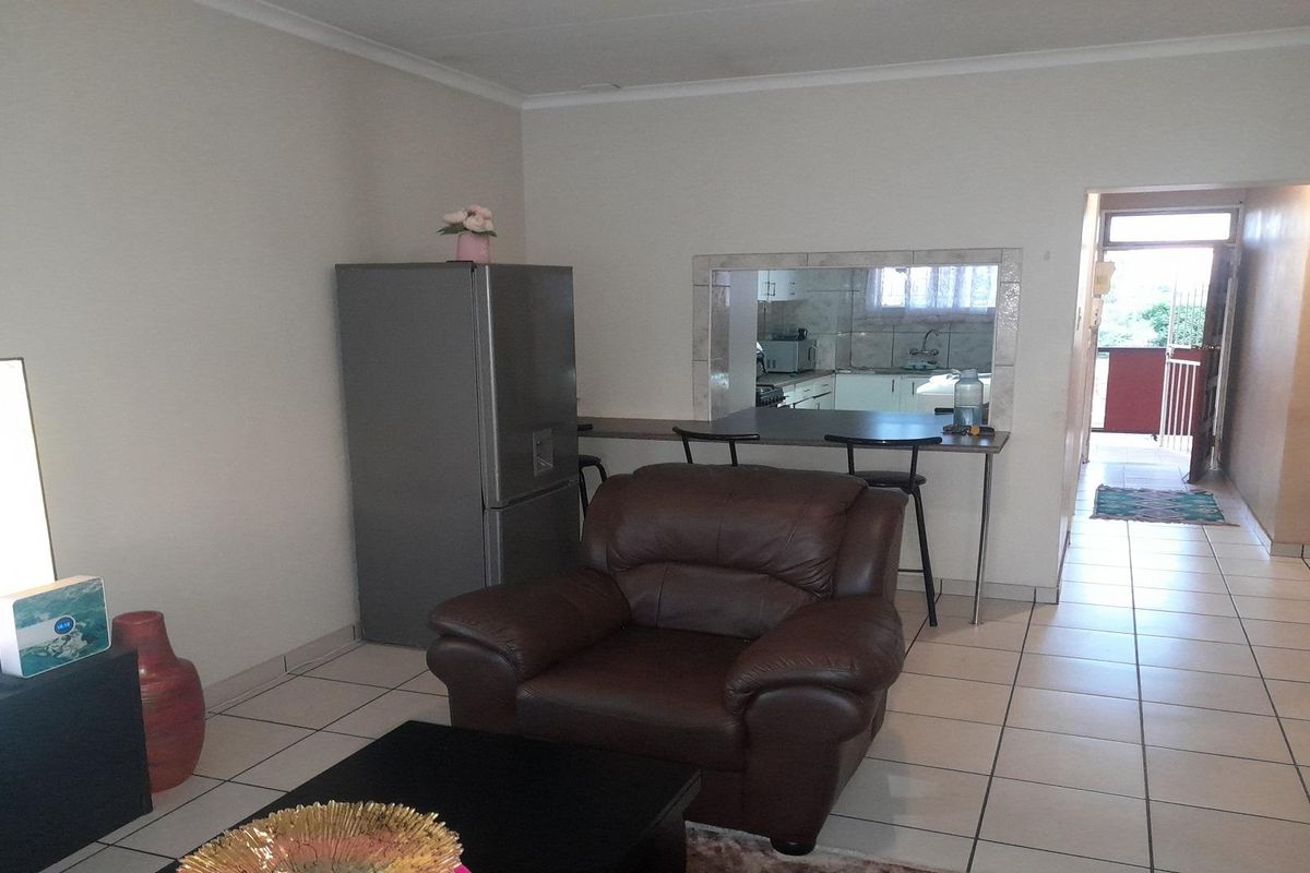2-Bedroom apartment with garage close to CBD in CW3!! - Photo 3
